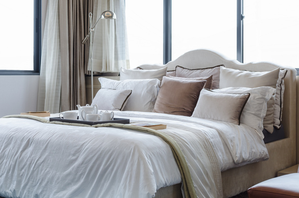 ένα φλυτζάνι τσάι στο κλασικό κρεβάτι με τα μαξιλάρια - Φωτογραφία, εικόνα