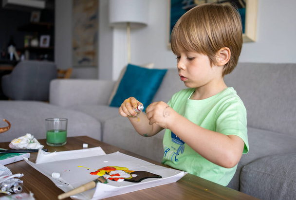 Çocuk evde yaratıcılık aktivitesi boyuyor. Sanatçı çocuk resim yapıyor. - Fotoğraf, Görsel
