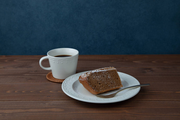 bolo de chiffon café na placa closeup isolado na mesa - Foto, Imagem
