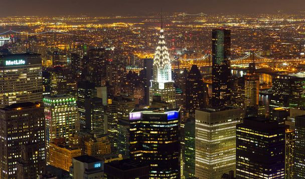 Nueva York, Nueva York, EE.UU. - 28 de diciembre de 2013: Vista nocturna de la ciudad de Nueva York con el edificio Chrysler y el puente Ed Koch Queensboro - Foto, Imagen
