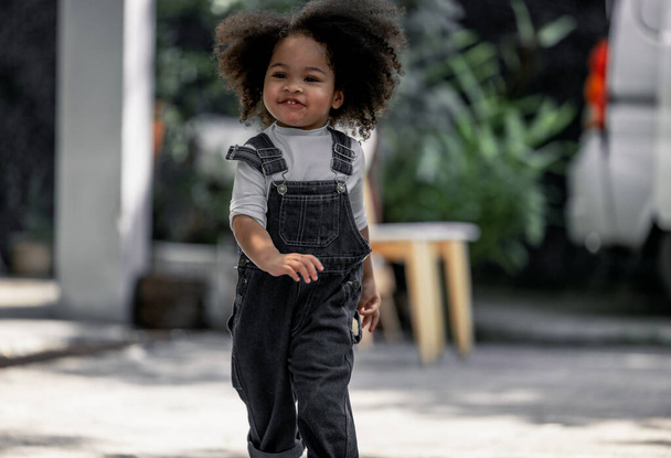 Toddler learn and grow every day with guidance and support of parents as she practice grasping objects and developing walking, running skills. Parents take care of physical, emotional needs of kid. - Foto, imagen