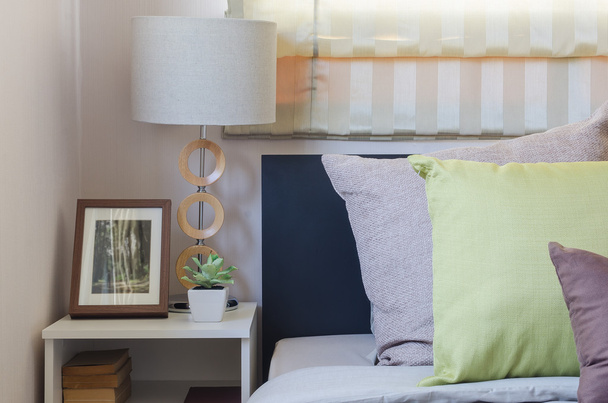 travesseiros castanhos e travesseiros verdes na cama no quarto
  - Foto, Imagem