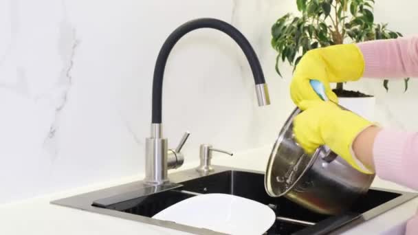  Washing dishes without a dishwasher. Cleaning in the kitchen - Footage, Video