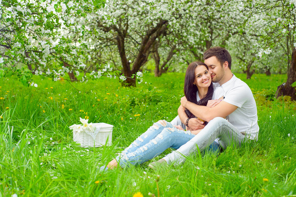 Happy νεαρό ζευγάρι στον κήπο - Φωτογραφία, εικόνα