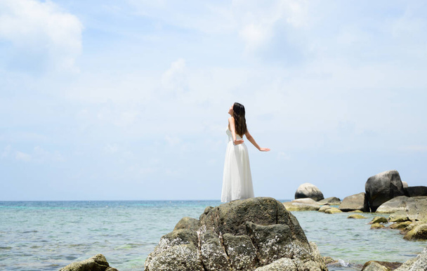 Mujer viajera feliz con vestido blanco disfrutando con hermosa vista de la playa, Viajes de mujer en las islas Koh Tao en Tailandia, Atracciones turísticas famosas, Destinos turísticos populares, Viajes de verano - Foto, Imagen