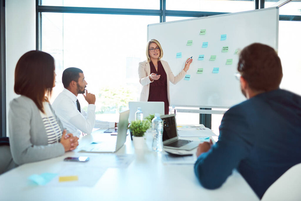 Будь-які питання з цього питання. корпоративні бізнесмени проводять зустріч у залі засідань на роботі
 - Фото, зображення