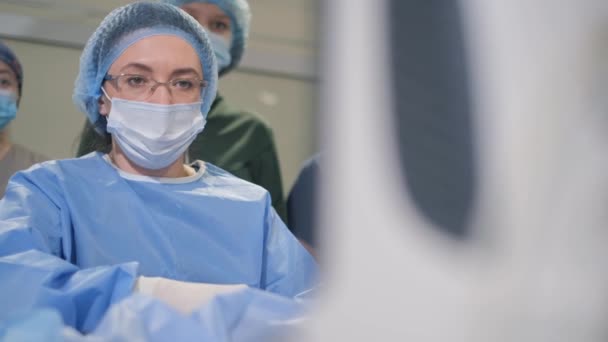 Bir flebolog modern, yenilikçi bir teknik kullanarak varis damarları için bacakların ultrasonunu yapar. Modern cerrahi kliniği - Video, Çekim