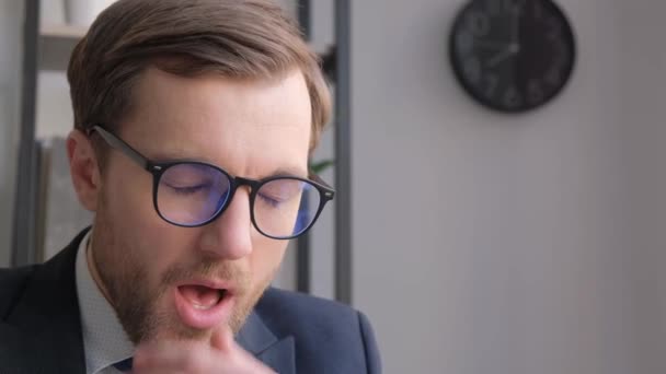 Крупним планом обличчя втомленого менеджера позіхання на роботі при використанні ноутбука, бізнесмен виглядає виснаженим і потребує енергії
 - Кадри, відео