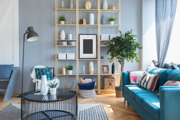 elegante creativo moderno interior de moda de un amplio estudio de estilo escandinavo de planta abierta con asientos y áreas para dormir - Foto, Imagen