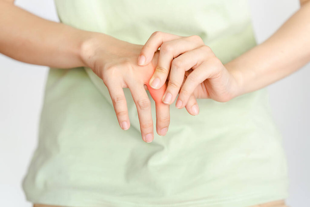 Žena se dotýká kloubu kvůli zranění nebo revmatoidní artritidě. - Fotografie, Obrázek
