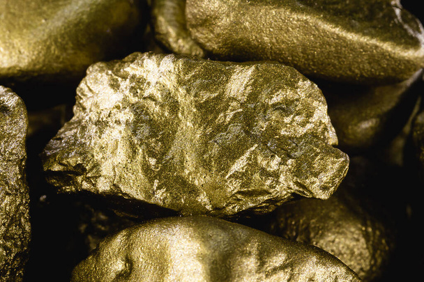 Goldstruktur, viele Goldklumpen, wertvoller Stein. Rohgold auf schwarzem Hintergrund. Konzept von Reichtum oder Luxus. - Foto, Bild