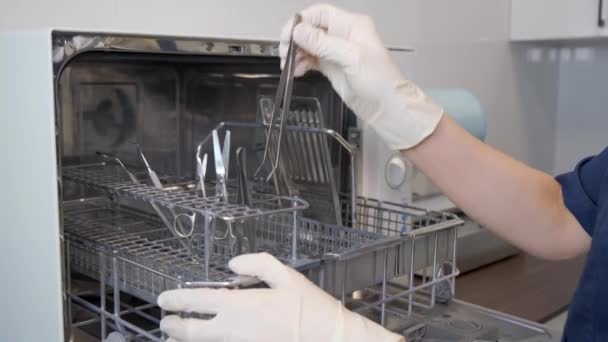 Eine Krankenschwester arbeitet in einer Klinik und führt die Sterilisation medizinischer Instrumente durch. Vorbereitung für chirurgische Eingriffe. Moderne Klinik - Filmmaterial, Video