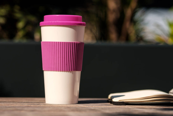 Csendélet fotózás egy csésze kávé és könyv egy asztalra a szabadban. Régimódi és retro stílusú koncepció. Nincs technológia. Képzelet és kreativitás fogalma. - Fotó, kép
