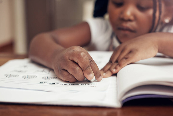 Ev ödevleri her zaman oyun zamanından önce gelir. Sevimli küçük bir kız çiziyor ve ödevlerini evde yapıyor. - Fotoğraf, Görsel