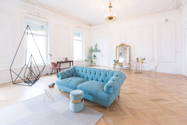chic spacious bright apartment in an old mansion in a classic 19th century style with a high ceiling decorated with stucco molding on white walls and velvet furniture with golden elements - Foto, immagini