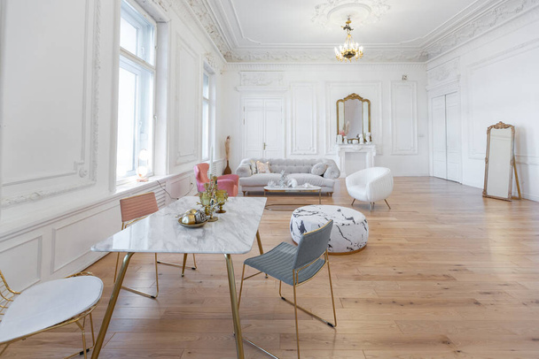nagyon könnyű barokk stílusú luxus belső nagy nappali. Fehér falak díszített félelmetes stukkó. Royal stílusú apartman, elegáns bútorokkal, arany elemekkel - Fotó, kép