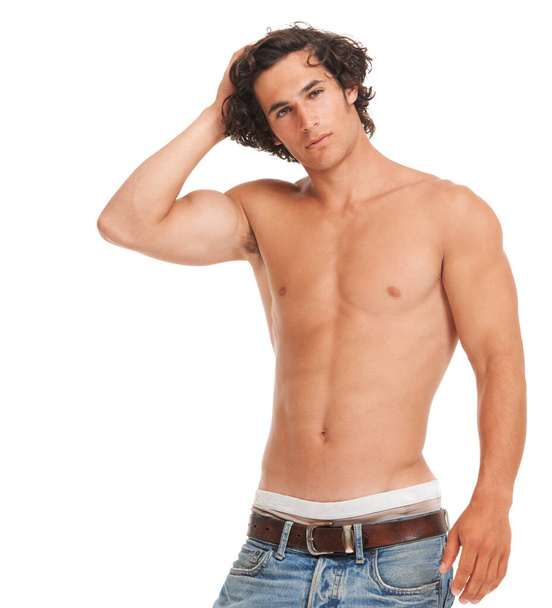Sexy, jeans en shirtloos met portret van de man voor mode, fitness en casual stijl. Gezondheid, lichaam en spier met mannelijk model geïsoleerd op witte achtergrond voor sterke, dieet- en trainingsmodellen. - Foto, afbeelding