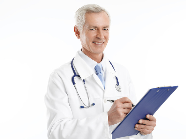 Male doctor with clipboard - Foto, afbeelding