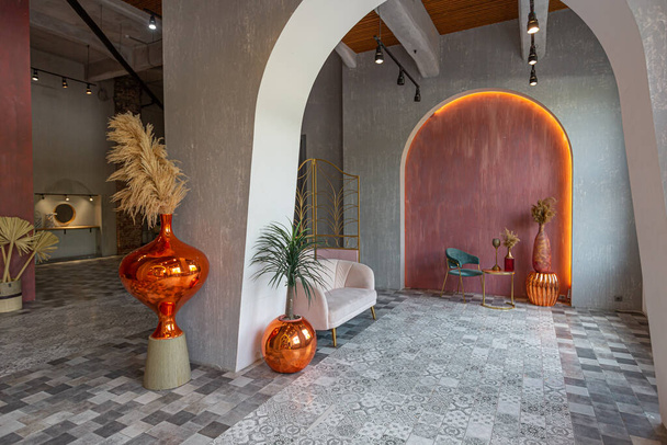 interior de un gran apartamento en estilo oriental mezclado con loft con arcos, iluminación led y elementos naranja brillante - Foto, imagen