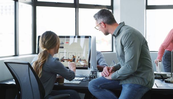 Pusieron a la co en coworking. un hombre de negocios y una mujer de negocios que tienen una discusión y el uso de una computadora juntos en una oficina moderna - Foto, imagen