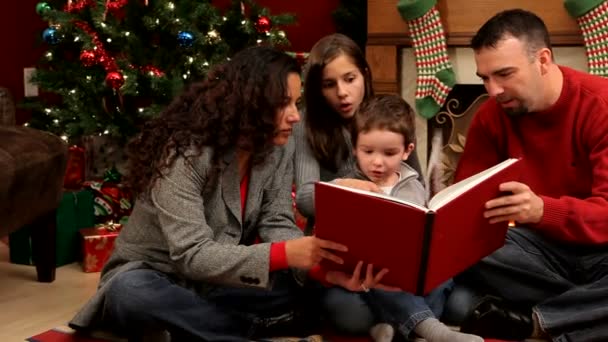 Family reading book - Materiał filmowy, wideo