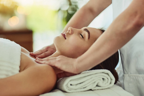 Massagem - mimos para o corpo e a mente. uma jovem mulher atraente sendo massageada em um spa de beleza - Foto, Imagem