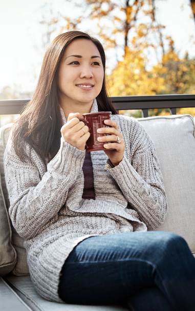 De simples moments de plaisir gracieuseté de l'automne et du café. une jolie jeune femme prenant une pause café relaxant un jour d'automne dans un jardin - Photo, image