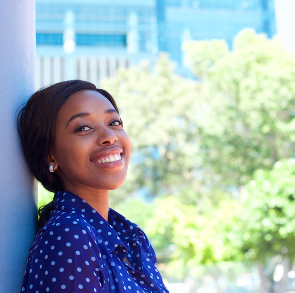Szczęśliwa młoda kobieta czarny uśmiechnięty na zewnątrz - Zdjęcie, obraz