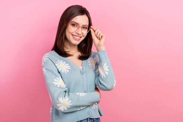 Photo de gaie dame brillante porter des vêtements turquoise bras lunettes souriant vide espace isolé couleur rose fond. - Photo, image