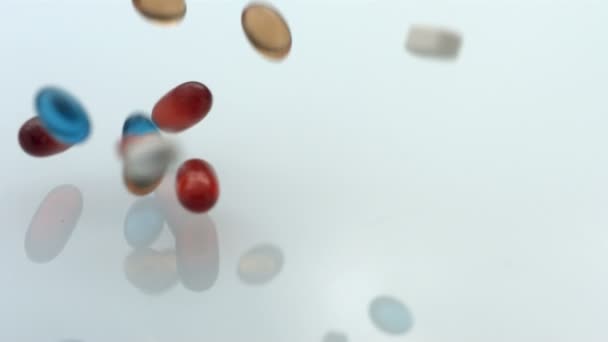 Padající barevné léky - Záběry, video