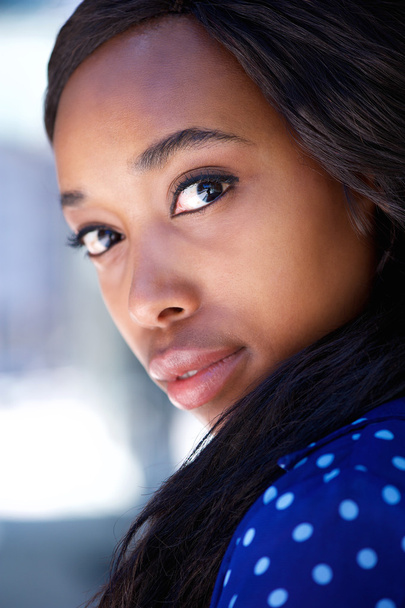 Atractiva modelo afroamericana con cabello largo
 - Foto, imagen