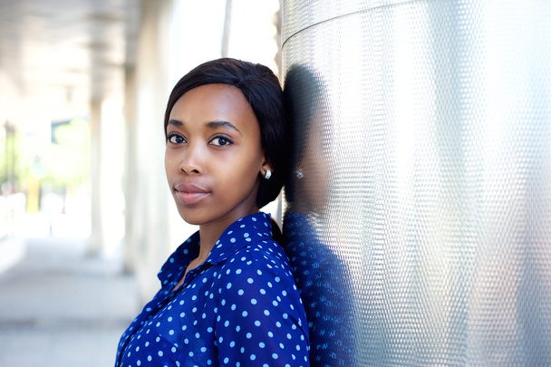 Молодая африканская деловая женщина в синей рубашке
 - Фото, изображение