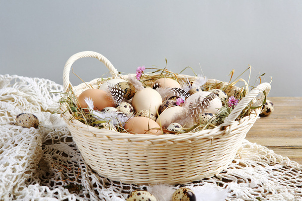 Easter eggs in a wicker basket - Foto, Imagen