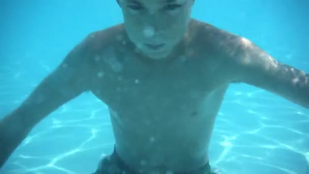 Boy swimming underwater - Záběry, video