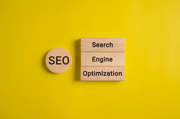 SEO text on wooden cube, Search engine optimization ranking, SEO website ranking, Keywords ranking, Traffic and data analysis, Ranking traffic and website promoting tools, Business and marketing - Foto, Imagen