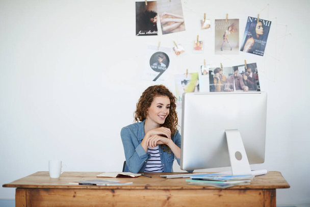 Design vypadá perfektně. mladá žena pracující u svého počítače v kanceláři - Fotografie, Obrázek