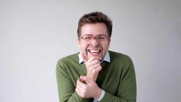 Eurooppalainen nuori mies nauraa ääneen. Studiokuva - Valokuva, kuva