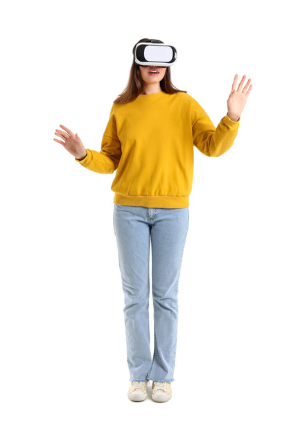 Όμορφη νεαρή γυναίκα με γυαλιά VR απομονωμένη σε λευκό φόντο - Φωτογραφία, εικόνα