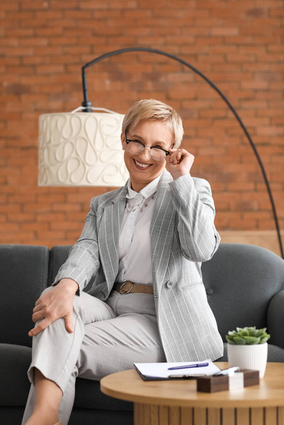 Mature psychologist sitting in office - Fotografie, Obrázek