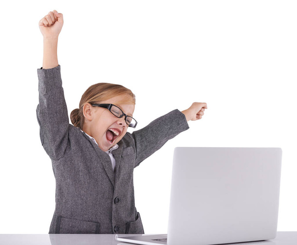 Ha un futuro brillante. Una ragazzina vestita in modo vivace seduta dietro un computer portatile che celebra una vittoria - Foto, immagini