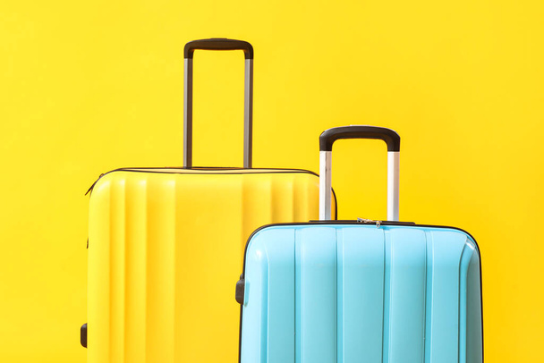 Grote koffers op gele achtergrond, close-up - Foto, afbeelding
