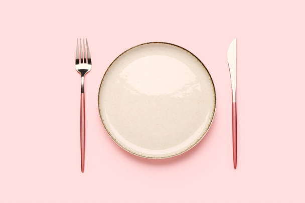 Beautiful simple table setting on pink background - Foto, Bild
