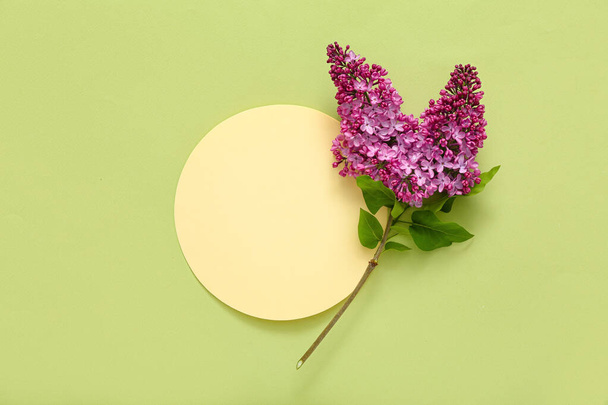 Scheda bianca e bei fiori lilla su sfondo verde pallido - Foto, immagini