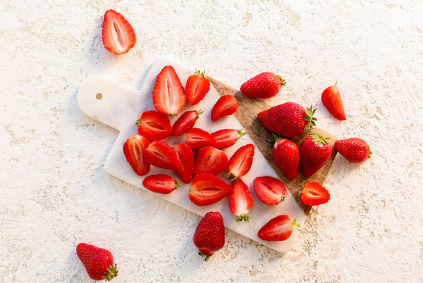 Tablero con fresas frescas sobre fondo blanco - Foto, imagen
