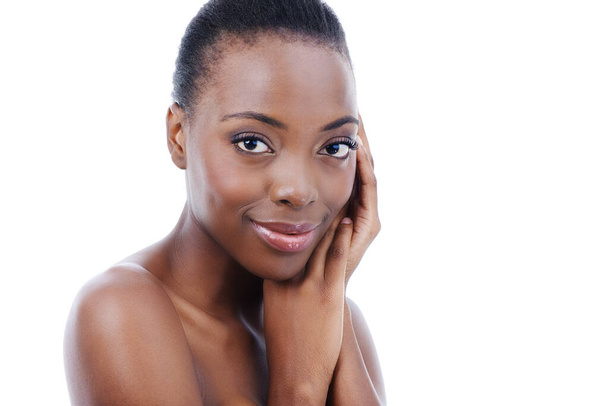 Ela tem confiança no seu sorriso. um modelo americano africano atrativo isolado no branco - Foto, Imagem