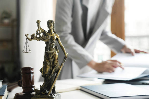訴訟や弁護士のビジネスの女性は、文書に取り組んでいます。法律、助言、正義の概念. - 写真・画像