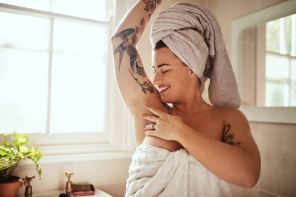 Καθαρισμός, μασχάλη και γυναίκα στο μπάνιο χαρούμενη για απαλά χέρια, υγιές δέρμα και ευεξία στο σπίτι. Περιποίηση δέρματος, ομορφιά και γυναικείο σώμα αφής προσώπου για περιποίηση, άρωμα ντους και αποτρίχωση για υγιεινή. - Φωτογραφία, εικόνα