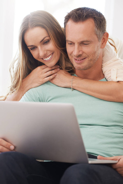 Laptop, czytanie i szczęśliwa para z domu internet do planowania online, przegląd strony internetowej i sprawdź oprogramowanie razem. Uścisk, miłość i uczucie dojrzałej kobiety z partnerem lub ludźmi na informatyce. - Zdjęcie, obraz