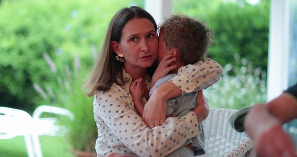 Matka pocieszająca chłopca. szczery autentyczne rodzic kojące i uspokajające płaczące dziecko syn - Zdjęcie, obraz
