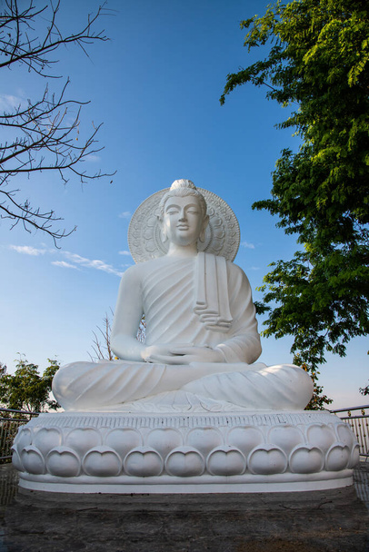 Weißer Buddha im Phrachao Luang Mon Phrachao Lai Tempel, Thailand. - Foto, Bild